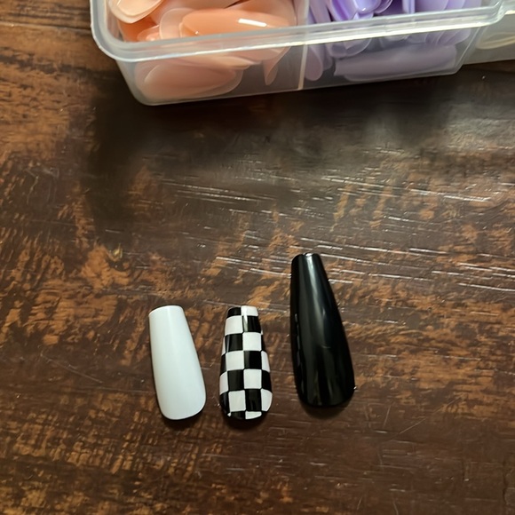 huge fake nail bundle with case - all different colors, sizes, patterns, lengths - Picture 3 of 13